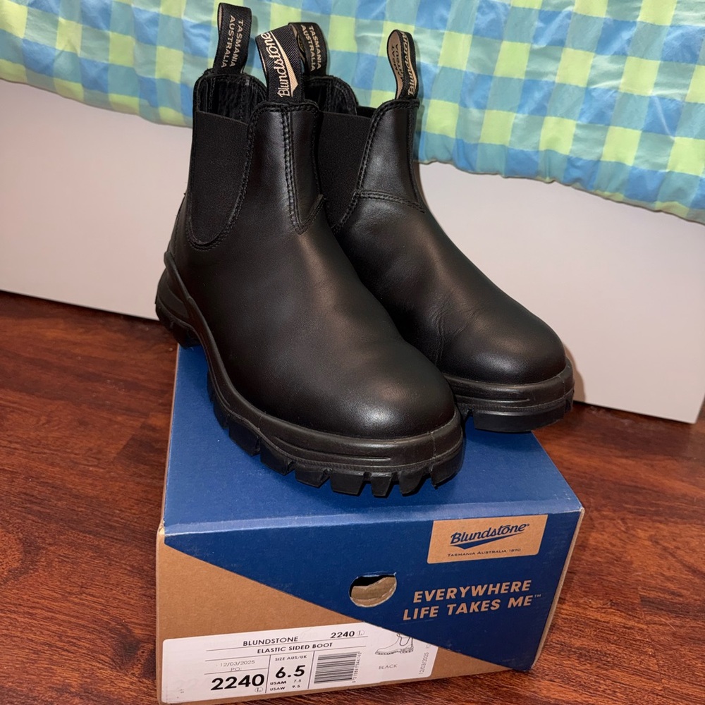 Blundstone Black Lug Sole Boots 2240 - Like New!